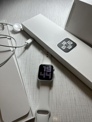 Наручные часы: Продаю Apple Watch SE, 40mm. Акб 94%. Память 32-гб. По корпусу есть не