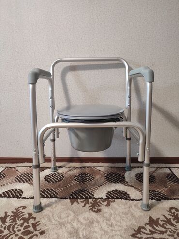 Другие медицинские товары: Стальной кресло-туалет с регулируемой по высоте спинкой, предназначен