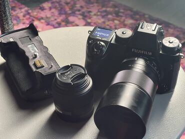 zenit fotoaparat: Fuji̇fi̇lmi̇n üst segmentde olan aparatidir gri̇p 3 batareya ve 2 lens