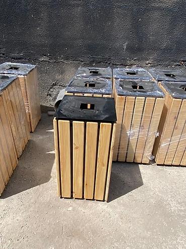 Мусорные урны: Уличная урна для мусора с деревянной отделкой в металлическом каркасе — 9