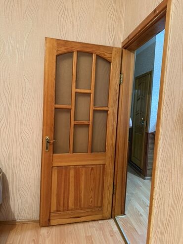 Фурнитура и комплектующие: Taxtadan hazırlanmış qapı, yuxarı hissəsində şəffaf şüşə panellər və