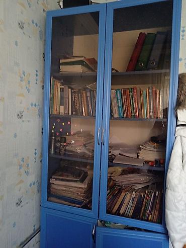 islenmis vitrin polkalar: Mavi rəngli vitrinli kitab şkafı - Material: taxta karkas, şüşə — 1