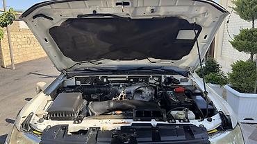 pajero mini: Mitsubishi Pajero (IV nəsil) – ağ rəngli, tam ölçülü 4x4 SUV. Əsas — 9