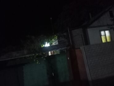продаю полдома районе пишпек: Предлагается дом с двускатной крышей и окном, излучающим свет. Справа