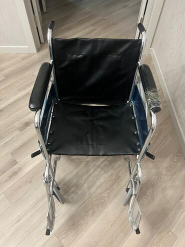 инвалидный коляска бу: Продается инвалидная коляска. Колеса, переключатели, подножки рабочие