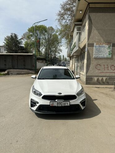 киа машына: Автомобиль Kia к3 белого цвета. Эта модель отличается современным