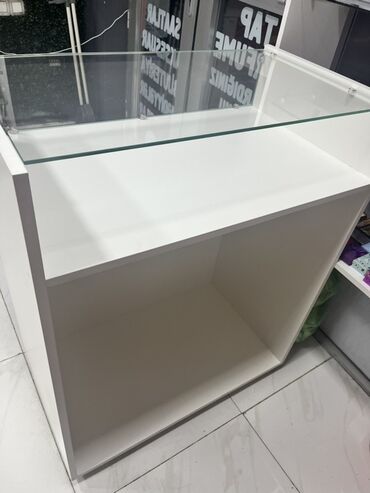 Stend vitrinləri: Mağaza vitrin stendi – şüşə üstlü kassir/ekspozisiya masa - Material