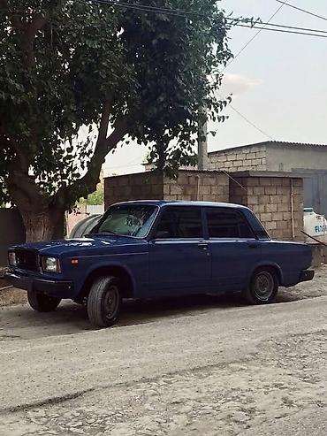 bmw maşını: VAZ 2107, dördqapılı sedan, tünd mavi rəng. - Kuzov: klassik “07” — 2