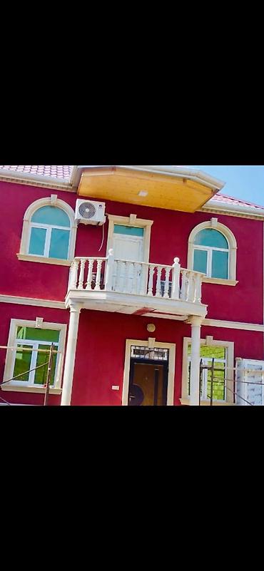 taxta domik: İki mərtəbəli fərdi yaşayış evi. Fasadı qırmızı rəngdədir və açıq krem — 3
