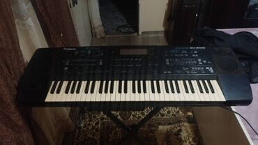 roland e 86: Sintizator satılır Roland 2000 ekranında xətt var qala. Her şey işlek