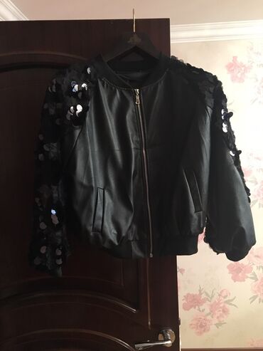 mexli kurtka: Женская куртка M, цвет - Черный