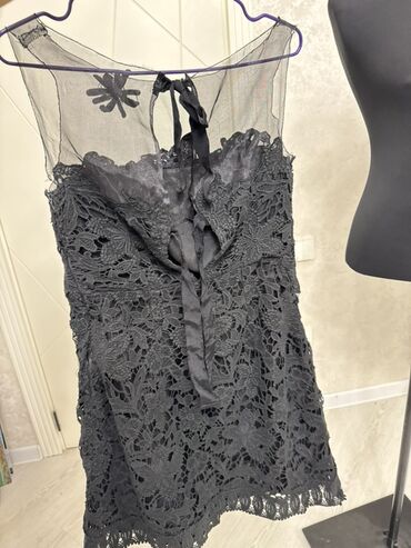 Dəstlər, kostyumlar: Qadın geyimləri 1) Bej rəngli trikotaj dəst – 10 AZN - V-yaxa — 10