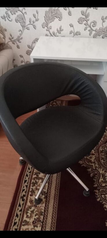 Ofis mebeli: İşlənmiş, Saş kəsimi üçün masa, Güzgüsüz