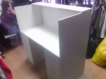 Stolovi: Pult 1 Materijal: Univer debljine 18 mm u beloj boji. Dimenzije — 4