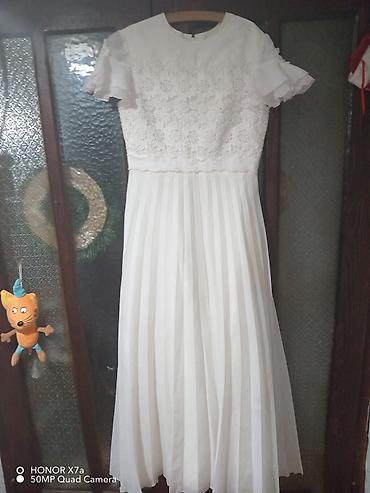 cipkaste vencanice: Belo elegantno haljina midi dužine sa cvetnim čipkanim gornjim delom i — 4