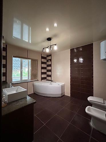 Долгосрочная аренда домов: 300 м², 7 комнат — 13