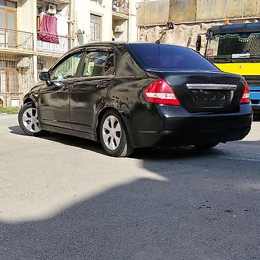nişan tida: Nissan Tiida sedan – qara rəng, 4 qapı, AZ dövlət nömrə nişanı — 4