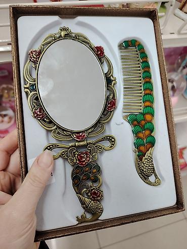 darağlar: Klassik üslubda bəzədilmiş güzgü və daraq dəsti — 1