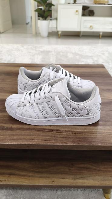 vazol star: Adidas super star 40 azn alınıb 3 4 defe geyinilib razmer uygun — 2