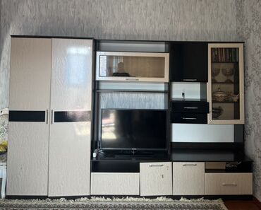 диваны у: Эргономичная стенка для гостиной, выполненная в контрастных цветах -