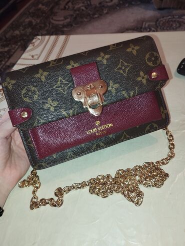 louis: Louis Vuitton çanta. Orginal markadır. Çox az istifadə edilib. Yeni