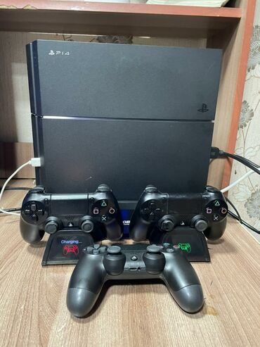 PS4 (Sony PlayStation 4): Продается sony PlayStation 4 fat состояние хорошее 3 геймпада