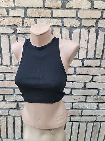 Tops: Crni rebrasti crop top – Pull&Bear - Model: uski kroj, bez — 2