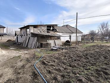 70 сом: Жилой теплый уютный дом с хозяйственными постройками и двором. При — 7