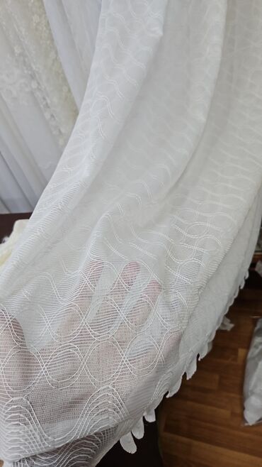 Parçalar: Ağ rəngli, nazik, şəffaf parçadır. Üzərində həndəsi naxışlar var — 4