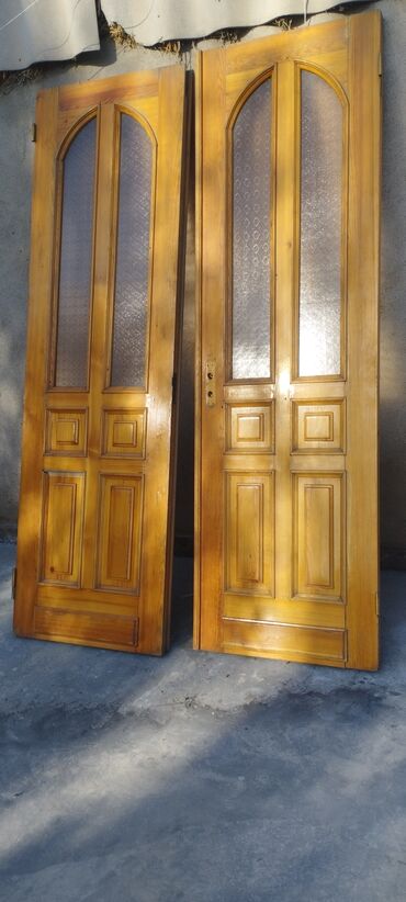окно и двер: Срочно продам межкомнатные двери деревянные очень хорошие с окошками