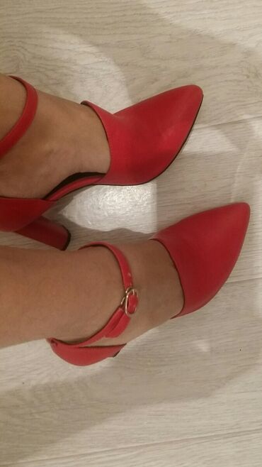 Туфли: 1. Богато и стильно. Красно-малиновый цвет насыщенный .на ноге — 7