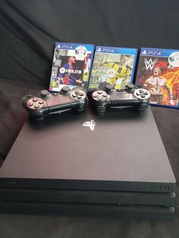 приставка ps4: Продаю ps4 pro ревизия 1 в комплекте беспроводная док станция так же