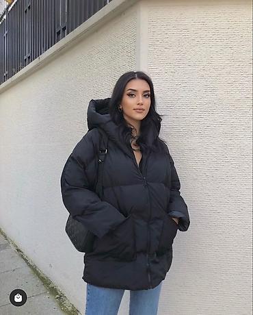 Qadınlar üçün qara şişmə qış gödəkçəsi - Model: kapüşonlu, uzun kəsim