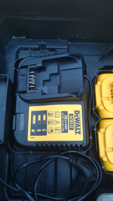Električne bušilice: Dewalt akumulatorska bušilica sa pratećom opremom. Set uključuje — 5