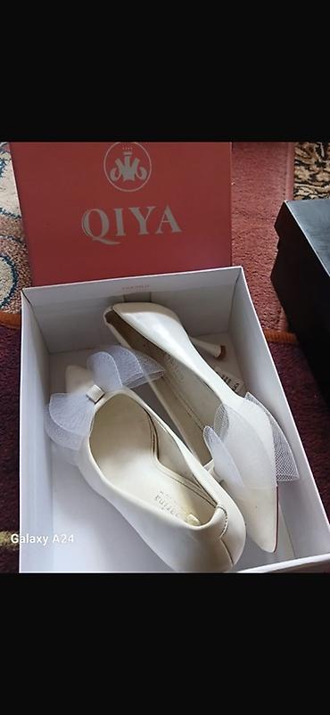 кажи сай: Туфли QIYA, модель белого цвета на невысоком каблуке. Заострённый — 1