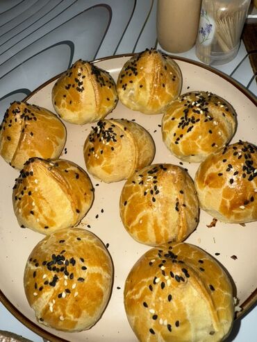 купить коробки для пиццы: Самса с хрустящей корочкой и ароматной начинкой, посыпанная черным и