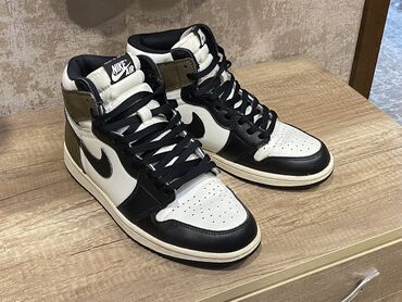 Кроссовки и спортивная обувь: Продаю кроссовки Nike Air Jordan 1 mocha Только после носки заметил