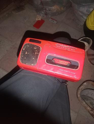 kaset calar: Qırmızı rəngli portativ radio-kaset pleyer - FM/AM radio diapazonu — 1