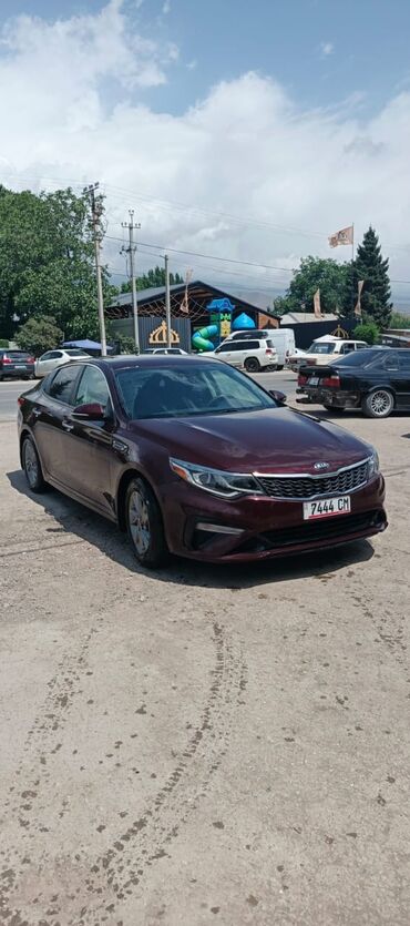 хундай алто: Автомобиль Kia Optima в бордовом цвете, представленный в кузове седан