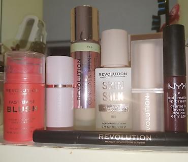 puderi akcija: Set dekorativne kozmetike – Makeup Revolution London + NYX Sadržaj — 1