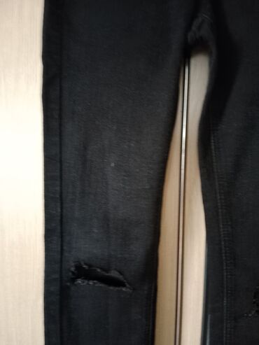 Farmerke: Mango jeans crne farmerke
 Veličina 34
kratko nošene
Cena 800 din — 4