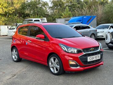 мини электромобиль: Красный хэтчбек Chevrolet Spark с современным дизайном и компактными