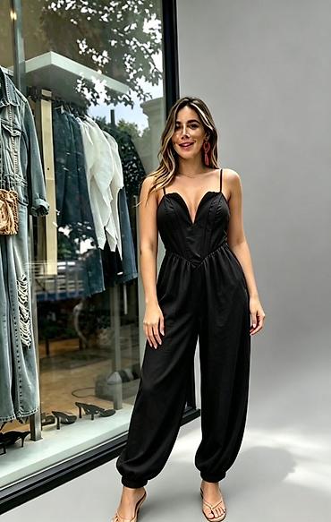torba balmain: Ženski letnji kombinezon sa tankim bretelama
2600
Din 
S M L — 2