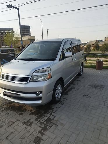 катафоты: Toyota Voxy: 2003 г., 2 л, Автомат, Бензин, Минивэн — 2