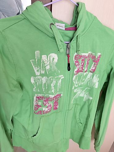 kurtka turk dilində: Kapuşonlu sviter -jaket qızlar üçün. Yaş 12-17 uyğun. Ölçüsü M. Yaxşı — 1