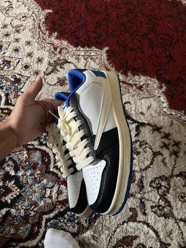 обувь 45 размер: Кроссовки Nike Travis 
Размер 37 подойдет на 36 ( мало мерит)