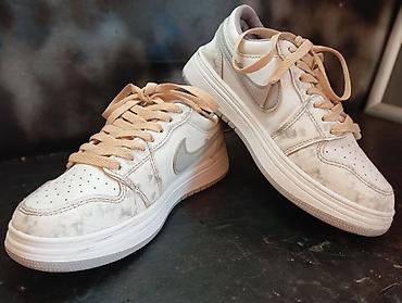 кеды найк: Стильные женские кроссовки Nike с оригинальным мраморным принтом — 1