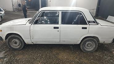 vaz 2107 tekeri: VAZ 2107, ağ rəng, sedan gövdə (4 qapı). Mexaniki ötürmə, arxa — 4