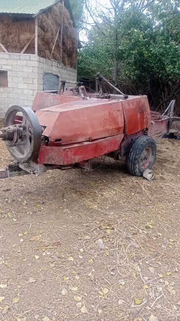 Traktorlar: Belarus MTZ tipli traktor - Korpus: kabinəli, mavi-qara rəng sxemi — 13