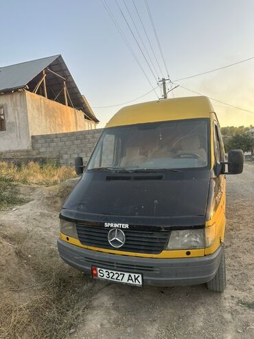 домкраты на авто: Фургон Mercedes-Benz Sprinter, отличающийся двухцветной окраской